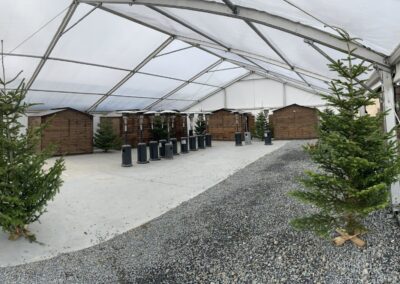 nombreux chalets installés sous chapitaux en province du Hainaut