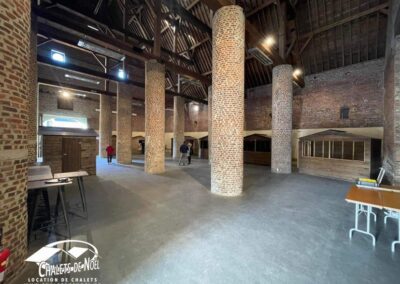 chalets événementiels installés à l'intérieur d'une salle de fête