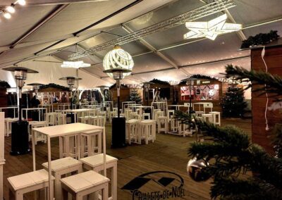 chalets en bois installés sous chapiteau