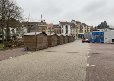 nombreux chalets installés sur la place d'une ville de Bruxelles