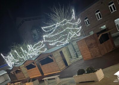 chalets en bois installé lors d'un marché de noël en province du Hainaut