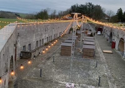 Chalets en bois utilisés pour un marché de Noël dans une citadelle en Belgique