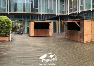 Chalets événementiels en bois, utilisés pour une fête de fin d'année dans une entreprise à Bruxelles