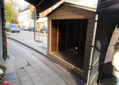 Chalet événementiel en bois ouvert sur la façade avant utilisé pour un accueil de clients dans une boucherie