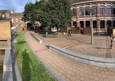 Chalets en bois utilisés l'été pour un marché artisanal