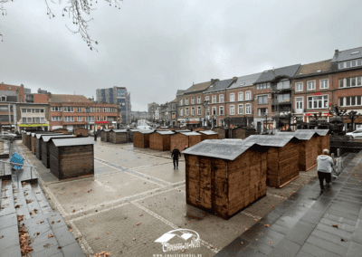 Chalets événementiels en bois utilisés pour un marché de Noël dans une ville