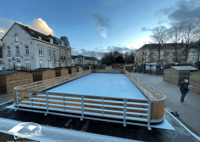 Chalet événementiel en bois utilisé autour d'une patinoire pour un marché de Noël