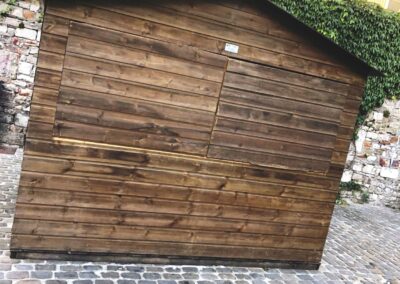 chalet en bois installé sur la place à Huy