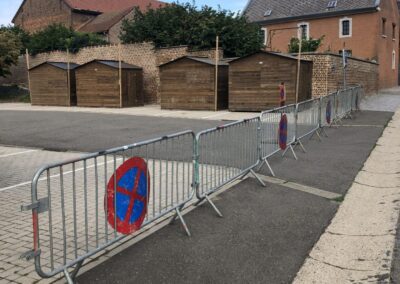 chalets installés lors d'un marché artisanal en Hesbaye