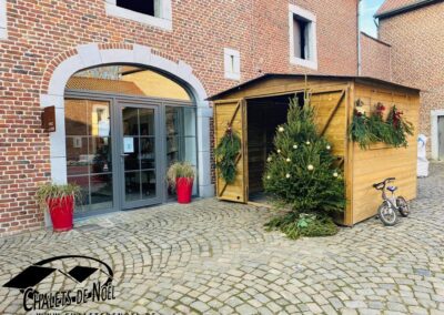 chalet installé comme salle d'attente d'une boucherie et exposition de père noël